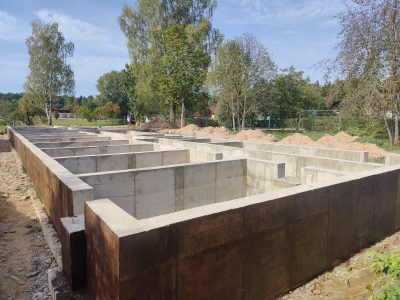 Pamatu, jumta konstrukciju, mūra un koka sienu izveides pakalpojumi